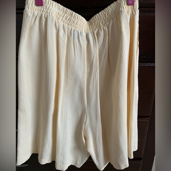 Cute pull on dress shorts with pockets by Fine Line New York - Picture 3 of 6